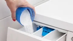 Do přihrádky, nebo přímo do bubnu? Instalatér prozradil nečekané tajemství praní