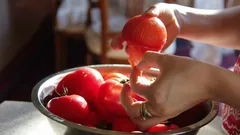 Zapomeňte na vroucí vodu: slupka se odloupne sama – bez námahy