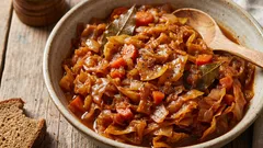 Jak připravit opravdu chutnou dušenou kapustu: tipy šéfkuchaře